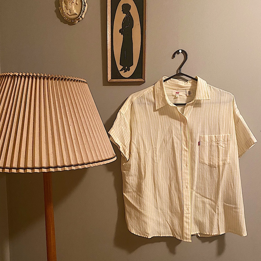 Short sleeve Levi’s button down shirt